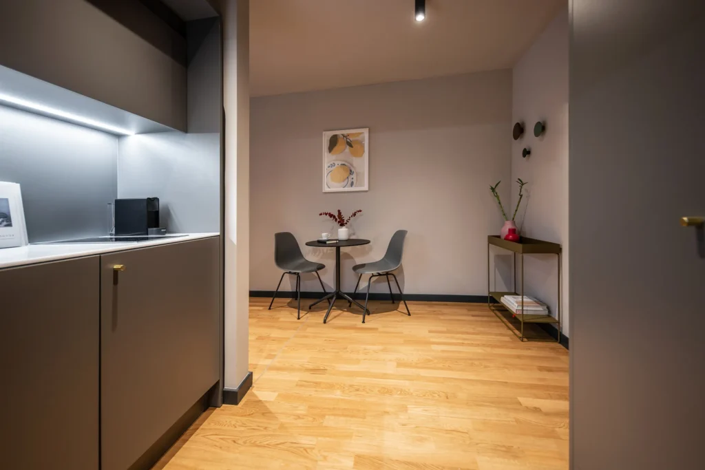 Kitchenette and dining area with table and two chairs in Apartment S, Berlin Mitte