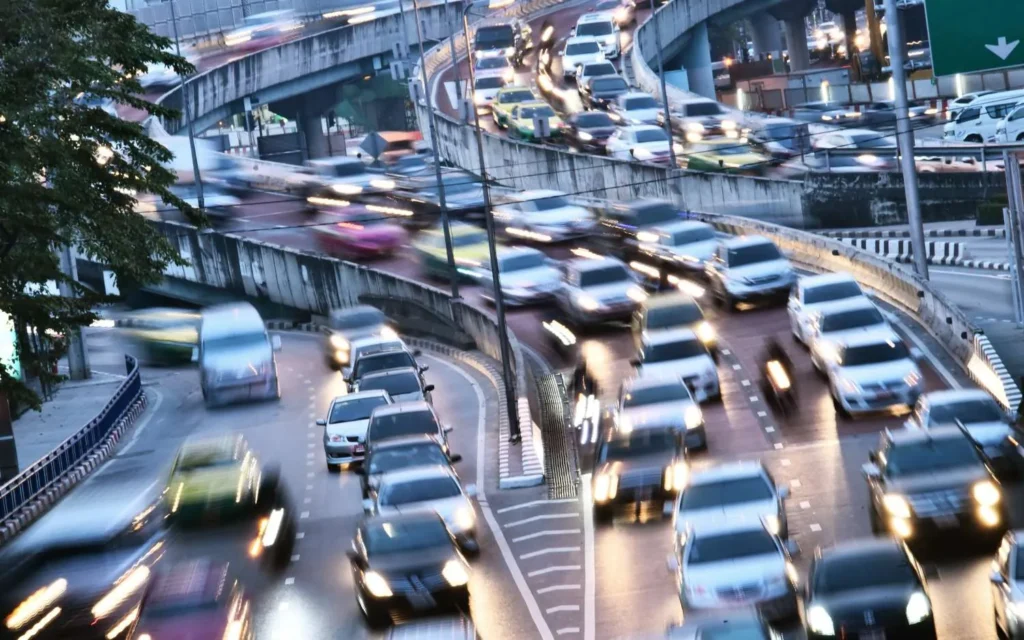 Dichter Feierabendverkehr auf mehrspurigen Straßen und Hochstraßen einer Stadt