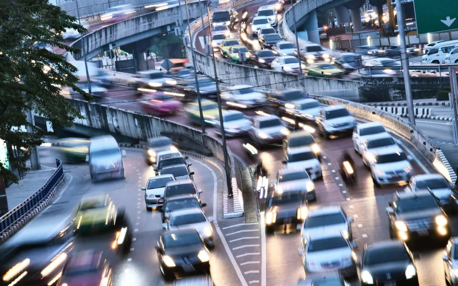 Dichter Feierabendverkehr auf mehrspurigen Straßen und Hochstraßen einer Stadt