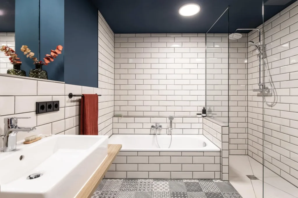 Bathroom with bathtub, sink and shower in apartment L, ipartment Frankfurt Airport