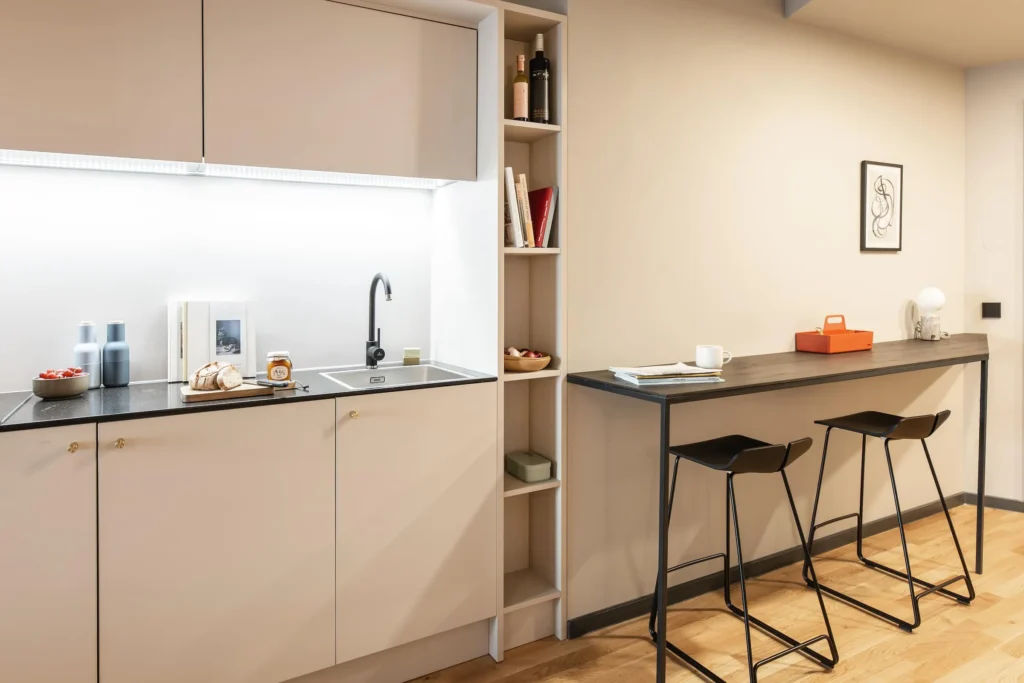 Kitchenette with high table and two bar stools in Apartment S, Frankfurt Airport