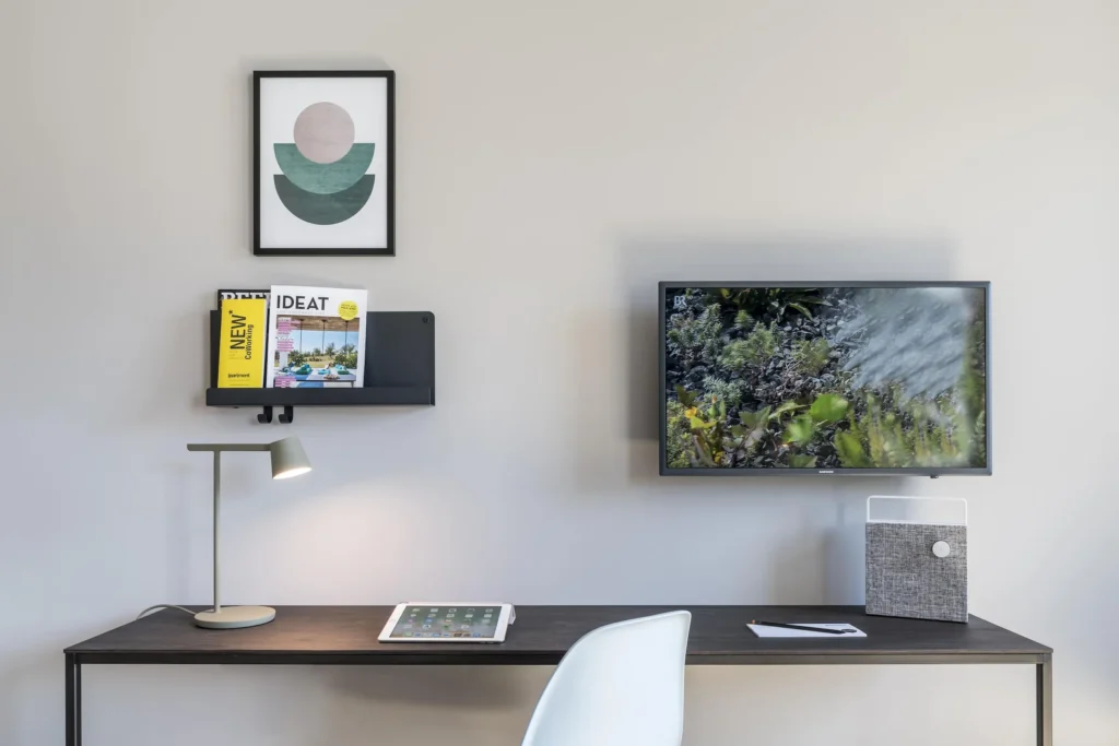 Workplace with desk, TV and reading light in the Smart apartment, ipartment Frankfurt Bahnhofsviertel