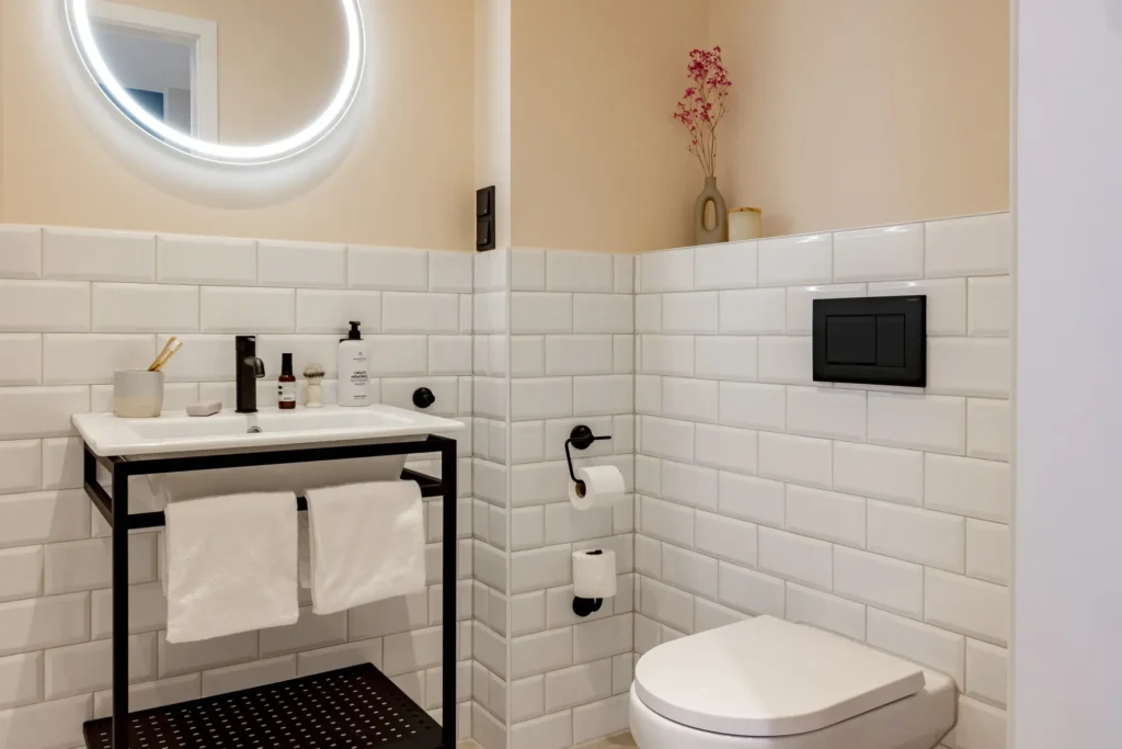 Example image: Bathroom with washbasin on black frame, white towels and wall-mounted toilet, placeholder for ipartment Fürth