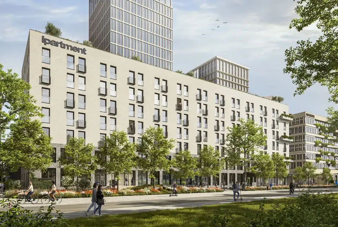 Visualisierung des ipartment-Hauses in München mit heller Fassade, Balkonen und Bäumen sowie blühenden Beeten davor.