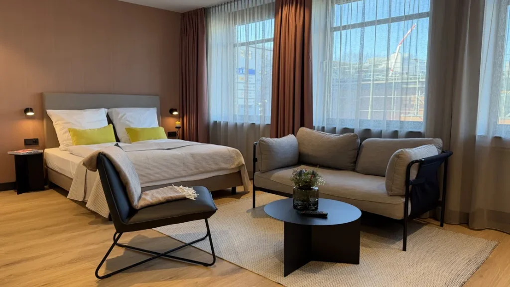 Apartment M in the ipartment Cologne-Oper with large windows