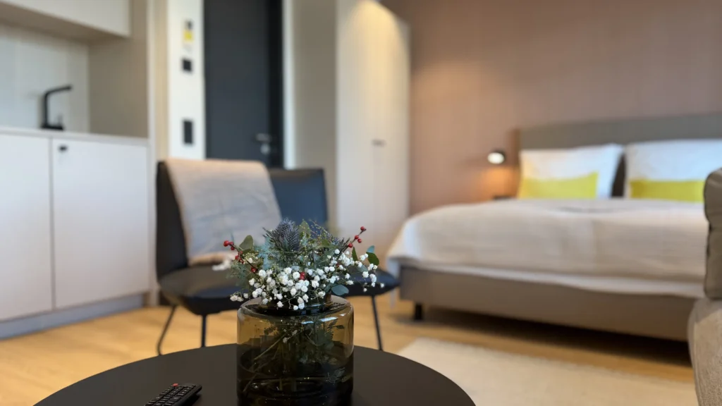 Wohn- und Arbeitsbereich im Apartment M, ipartment Köln-Oper