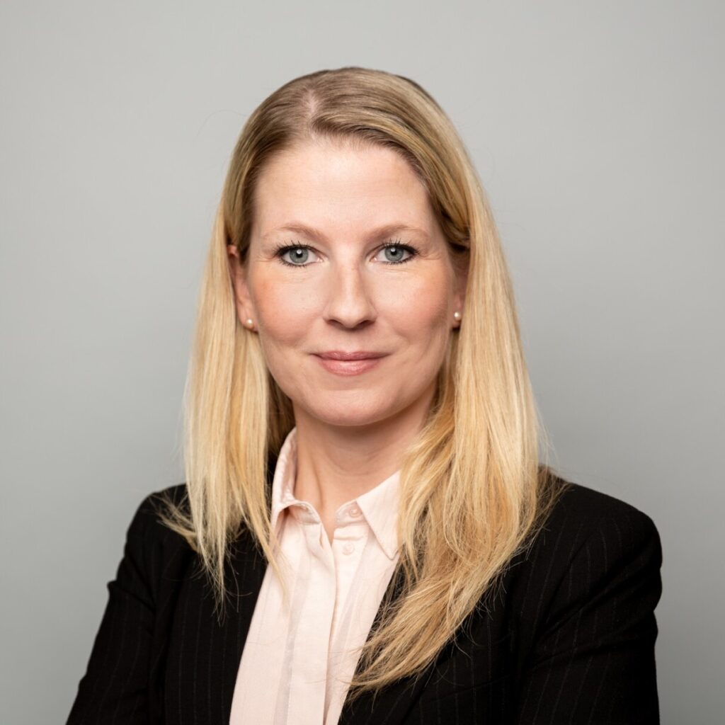 Portrait photo of Melanie Brochhaus-Piel with long blond hair, discreet makeup and a friendly smile.